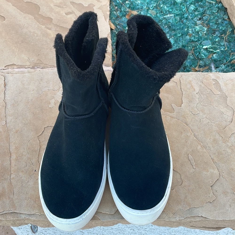 Ugg Lynus Black Suede Sneaker Size 11 - Picture 2 of 13